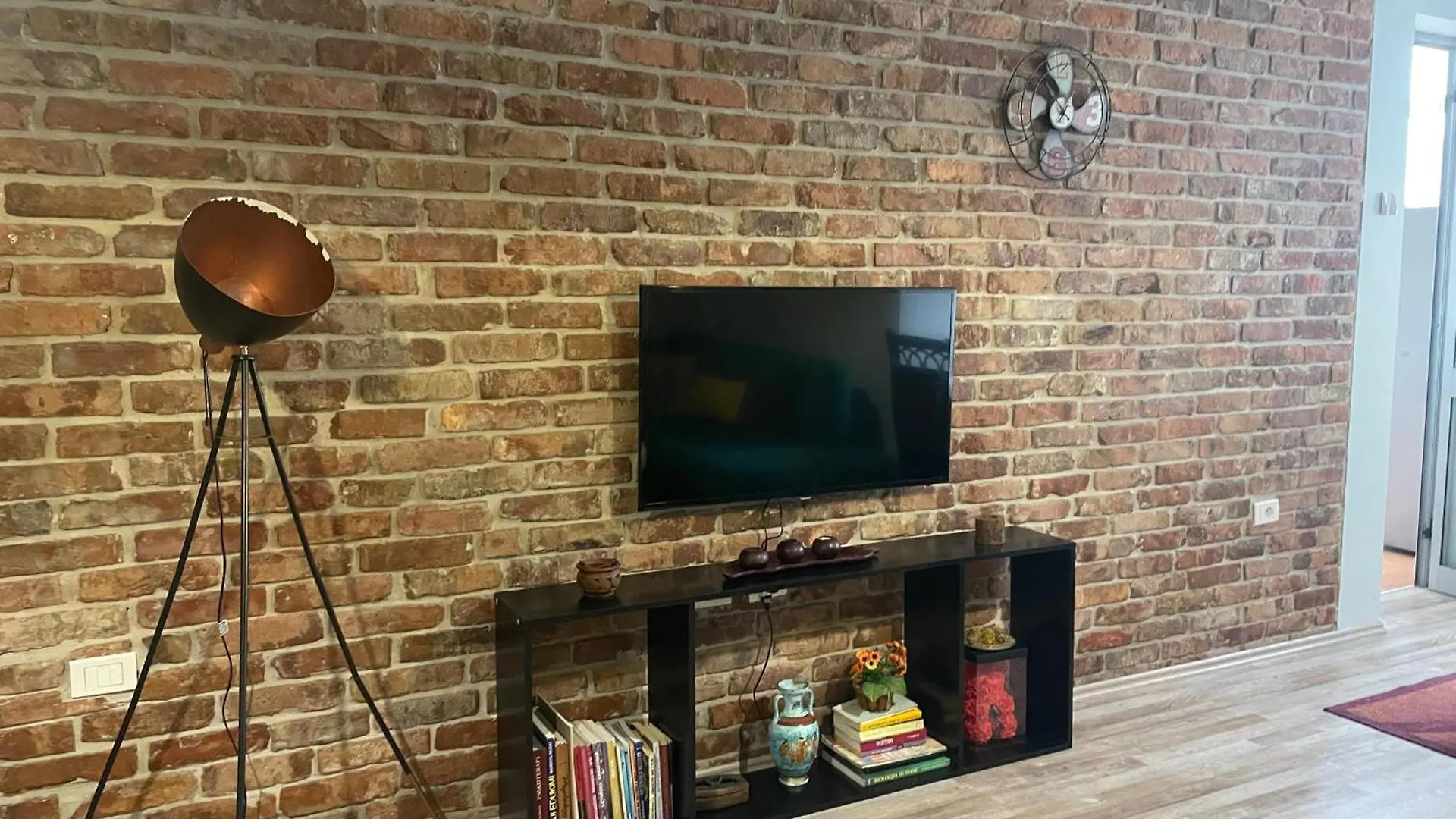 Bricks Apartment Near Pazari I Ri location